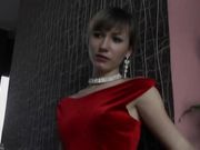 Sexy meisje uit Rusland in een rode jurk onthult sexy benen en een geweldige body