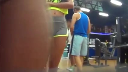 Broekjes - Sexy meisje in strakke broek in de sportschool